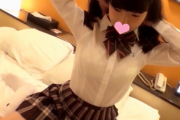 【エロ動画 素人】 超ロリ系の彼女とのイチャイチャ制服プレイ　幼い顔して杭打ちピストンで自ら膣奥にち●ぽを打ち付けw