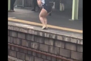 【動画】まんさん、駅のホームでHなダンス　キッズ達が大興奮wwwwwwwww