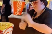 【朗報】アメリカのポップコーン屋さんの店員のパフォーマンスがカッコ良すぎると話題に