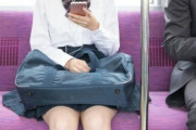 【画像】電車で女子高生がウトウトし、おっさんの肩に寄りかかる→結果ｗｗｗｗｗ