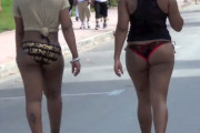 黒人の女達がビキニで歩いている町があるようでお尻を撮影しまくりですｗｗｗ