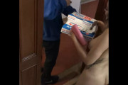 ピザの配達員をすっぽんぽんで迎えたら配達員が・・・