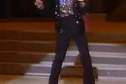 【悲報】マイケル・ジャクソンさん、伝説のムーンウォーク初披露に納得していなかった