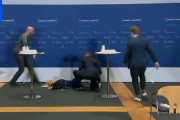 アストラゼネカ社ワクチン 使用中止の会見中に担当者が倒れる（動画あり）