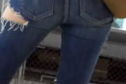 【画像】ケツ見えるジーンズ履いてる女って恥ずかしくないの？