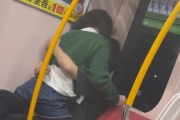 【動画】カップルさん、電車でヤッてしまう