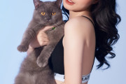 【画像】猫さん、爆乳コスプレイヤーの胸にタッチしてしまう…