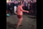 路上におっぱい丸出しのダンシングクイーンが現れたｗｗｗ