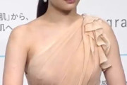 【画像】広瀬すずさん、服が透けていることに気付き慌てて隠すｗｗｗｗ