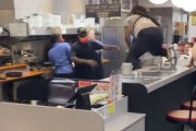 【動画】アメリカの飲食店、喧嘩起こりすぎ問題ｗｗｗｗｗｗｗｗｗｗ