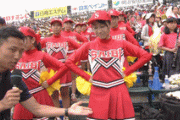 【GIF】インタビュアーさん、甲子園のチアガールに♡♥♡♥してしまう……