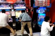 【動画】ゲーセンで夢中な陰、きしょすぎる