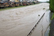 【画像】大雨で氾濫ギリギリの鴨川、とんでもないものが流れてきてしまうｗｗｗｗ