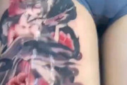 ◆太ももにタトゥーを入れた女の子、痛すぎてなぜかマンコビショビショになってしまうｗｗｗ