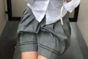 【画像】JKさん、外でおっぱいを出してしまう