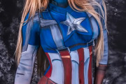 キャプテンアメリカのボディペイントをしているのは女性ですｗｗｗ