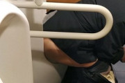 【悲報】トイレの小便器でウ○コするサラリーマンｗｗｗｗ