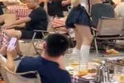 【動画】上裸でセクシーダンス踊る女の子を見れる中国の飲食店、エグい