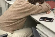 【画像】新入社員女さん、デスクで眠ってしまうｗｗｗｗｗｗｗｗ