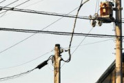 【画像あり】電線にしゃがむ女性　救助のため周辺一時停電ｗｗ