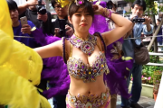 【動画】とんでもないデカ乳でサンバを踊る女、発見される