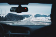 車のルームミラーが全画面モニターになる新製品が登場