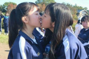 【画像】陽キャすぎるJK、修学旅行中に女同士でディープキス
