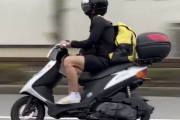 【動画】原付バイクさん、とんでもない方法でパトカーから逃亡してしまう