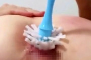 ★【異物挿入】M女がトイレ用ブラシを肛門に突っ込んでアナルオナニー！！【無修正】
