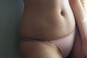 【画像】こういうパンティの横紐が骨盤に食い込んでる女の子