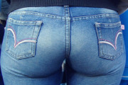 パツパツ感が最高なデニム尻エロ画像
