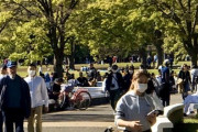 【悲報】日本人「公園ぐらいなら散歩してもええやろ…」→結果w