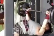【悲報・閲覧注意】ボディビルダーさん、バーベルが持ち上がらず無事死亡