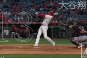 【朗報】大谷翔平さん、顔の高さのボールを3ランHR　メジャー単独首位13号