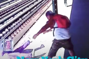 【動画】ニューヨークでアジア人女性が駅のホームから突き落とされる