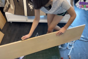 【画像】女さん、お●ぱいが見えるエチエチな格好でDIYをしてしまう