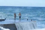 【動画】カップル「せっかく海に来たんだし波打ち際まで行きましょうよ🌊👩‍❤‍👨」
