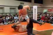 【悲報】プロレスラーのシバターさん、20kgも軽い朝倉未来とか言う格闘家に25秒でKOされる。プロレスラーは弱いのか？