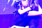 【画像】地下アイドルさん、ライブ中にディープキスを披露