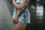 【画像】ダメージが大きすぎて具が見えそうなショートパンツ女ｗｗｗｗｗｗｗｗｗｗｗｗｗｗｗｗｗｗｗｗｗｗｗｗ