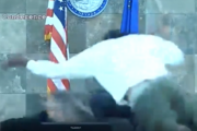 【動画】黒人さん、裁判官にブチ切れ 飛びかかってボコボコに