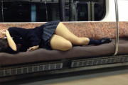 【画像】迷惑系JKさん、電車の座席で横になってしまうｗｗｗ