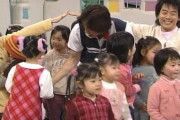 【動画】子供が「いないいないばあ」の犬にぶっ飛ばされる