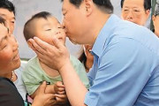 【画像あり】習近平、小さい男の子にキスする