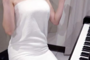 【画像】おっぱいピアノさん、風呂上がりにピアノを弾いてしまう