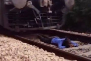 【動画】線路で遊んでる兄ちゃん服が引っかかって一瞬でグチャグチャに