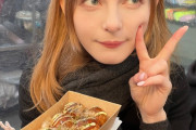 【画像】白人美女、たこ焼きを食べる