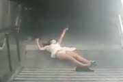 【悲報】スマホ歩きの20代まんさん、階段で転んでパンツ丸見えの状態で失神してしまう。
