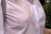 【画像】JKさん、今日の大雨で制服がズブ濡れになってしまうww