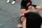 【動画】アメリカのJK同士がガチの殴り合いでおっぱいさらけ出してエロい